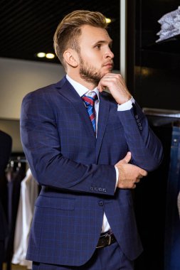 Giyim mağazasındaki adam.