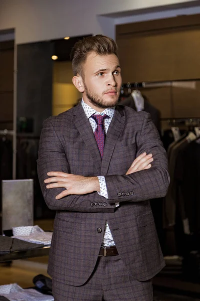 Giyim mağazasındaki adam.