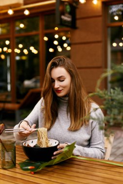 Genç Avrupalı kız ramen yiyor