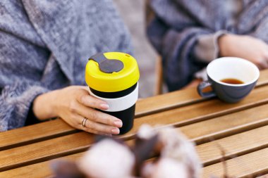 Ekoseli ve kahveli iki kız.