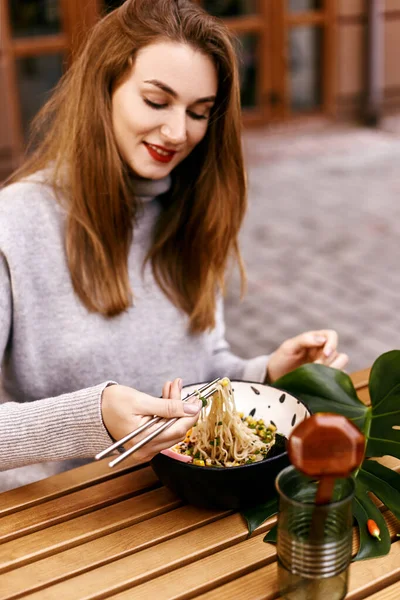 Junges europäisches Mädchen isst Ramen — Stockfoto