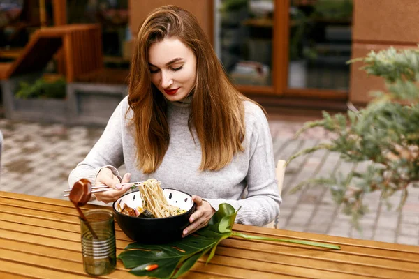 Молодая европейская девушка ест рамен — стоковое фото
