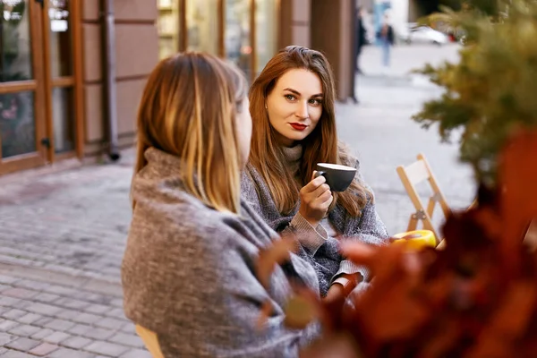 Dos chicas con cuadros y café —  Fotos de Stock