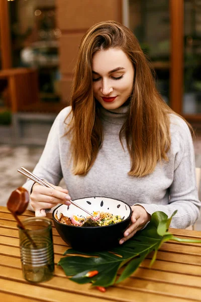 Mladý evropský dívka jíst ramen — Stock fotografie