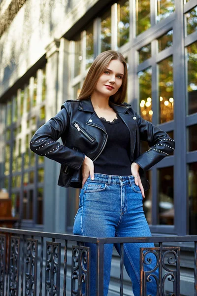 Retrato facial de mujer atractiva en chaqueta de cuero negro — Foto de Stock