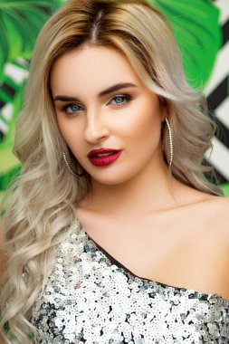 Çekici sarışın bir kızın stüdyo güzelliği portresi