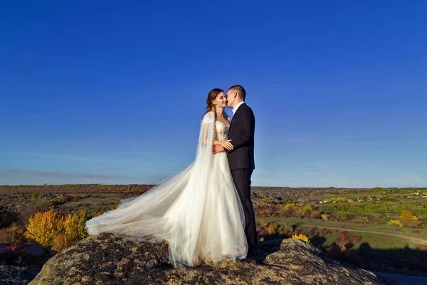 Foto Boda Una Hermosa Pareja Una Roca — Foto de Stock