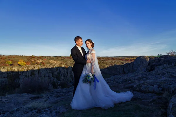 Foto Boda Una Hermosa Pareja Una Roca — Foto de Stock