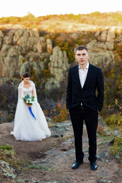 Foto Boda Una Hermosa Pareja Una Roca — Foto de Stock