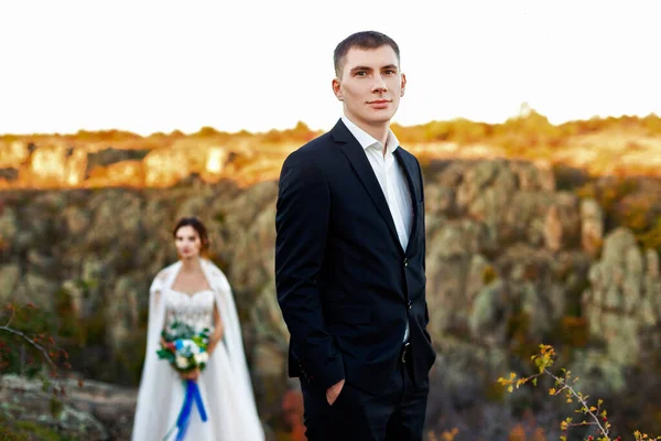 Foto Boda Una Hermosa Pareja Una Roca — Foto de Stock