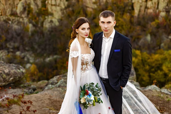 Foto Boda Una Hermosa Pareja Una Roca — Foto de Stock