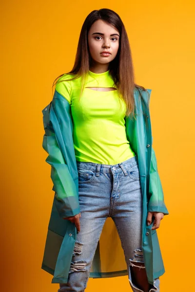 Jeune Adolescente Vêtue Jean Imperméable Studio Sur Fond Jaune — Photo