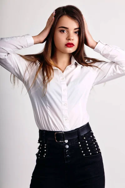 Kot Pantolon Giymiş Genç Bir Kız Stüdyoda Beyaz Arka Planda — Stok fotoğraf