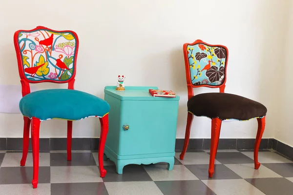 Kırmızı ve turuncu ve bir masanın iki Fransız Vintage sandalye