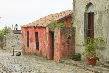 Arnavut kaldırımlı rustik cadde ev