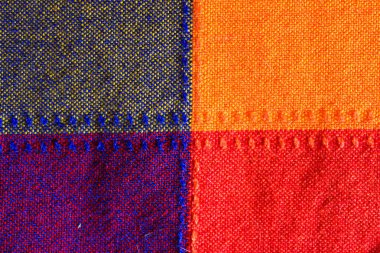 Kırmızı sarı menekşe gri bir beze