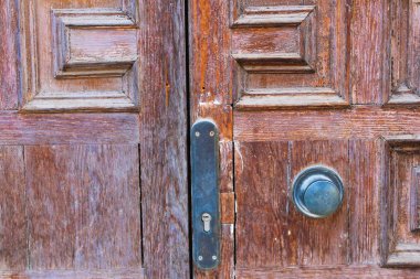 Eski kapı mimarisini ayrıntılandır