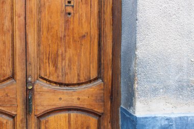 Eski kapı mimarisini ayrıntılandır