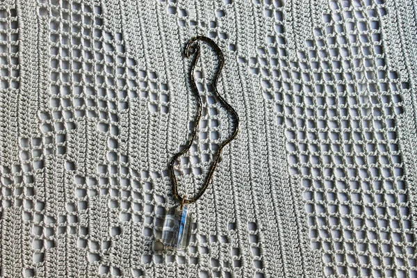 かぎ針編みの背景のネックレス — ストック写真