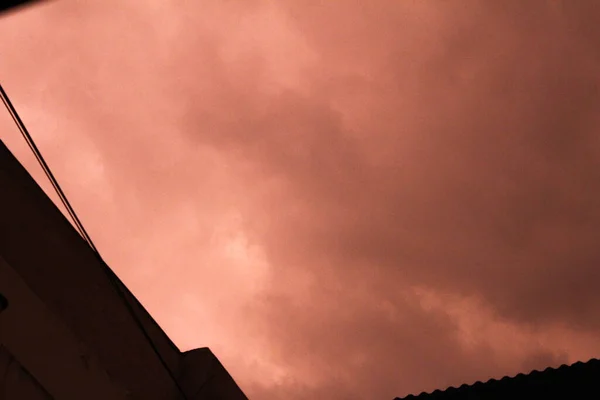 Красное Облачное Небо — стоковое фото