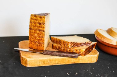 Peynirli Aperitif Koyu Gıda