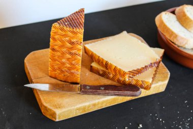 Peynirli Aperitif Koyu Gıda