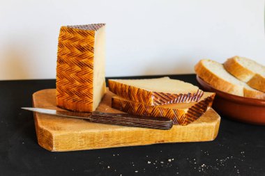 Peynirli Aperitif Koyu Gıda