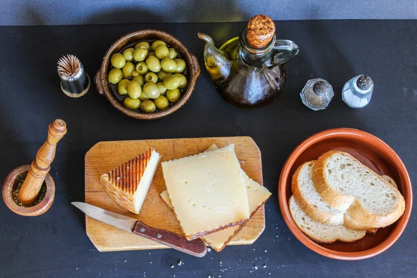 Оливковий Сир Хліб Аперитив Темна Їжа — стокове фото