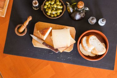 Zeytin Peynirli Ekmek Aperatif Koyu Gıda