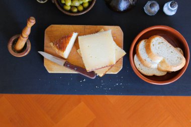 Zeytin Peynirli Ekmek Aperatif Koyu Gıda