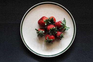 Çilekli Tabak Kara Yemek