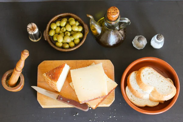 Pão Queijo Azeitona Aperitivo Dark Food — Fotografia de Stock