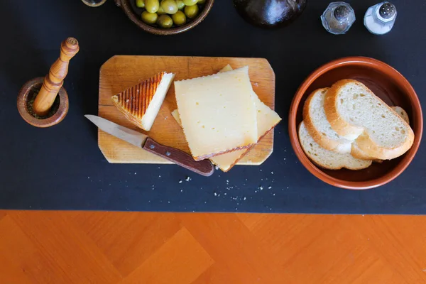 Zeytin Peynirli Ekmek Aperatif Koyu Gıda