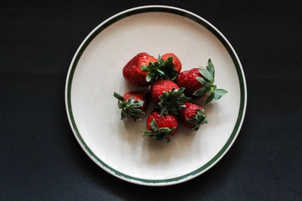 Strawbery Plate Dark Food — Stock Photo, Image