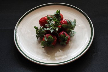 Çilekli Tabak Kara Yemek