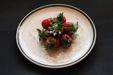 Çilekli Tabak Kara Yemek