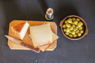 Zeytin Peynirli Ekmek Aperatif Koyu Gıda