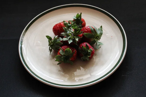 Çilekli Tabak Kara Yemek