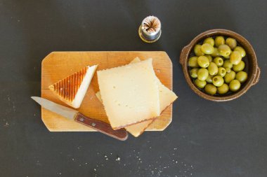 Zeytin Peynirli Ekmek Aperatif Koyu Gıda