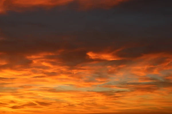 Puesta Sol Cielo Rojo Anaranjado Bajo Nube Nocturna — Foto de Stock