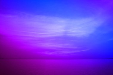 bir gün batımı yığın bulut deniz yüzeyinde yansıma