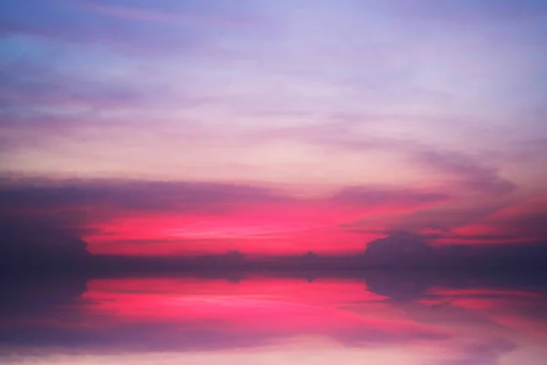 Reflexion Der Sonnenuntergang Haufenwolke Auf Der Meeresoberfläche — Stockfoto