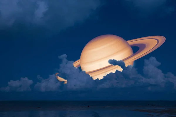 Сатурн Назад Ночное Облако Заката Неба Море Сатурн Вблизи Земли — стоковое фото