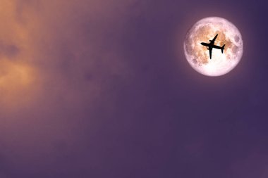 Süper tam kan ay ve siluet uçak ayda, Nasa tarafından döşenmiş bu görüntü unsurları