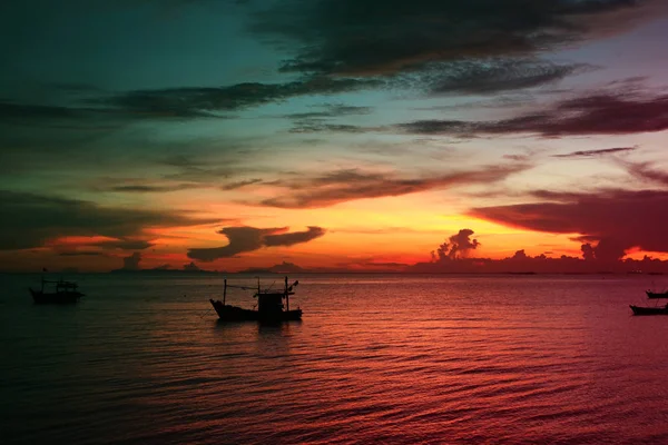 Ночное Облако Заката Небо Силуэт Лодка Море — стоковое фото