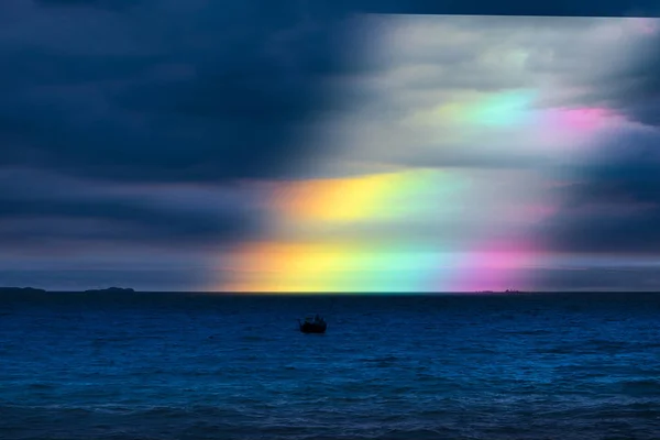 虹海に戻って暗い雲 概念神祝福 幸運の贈り物 — ストック写真