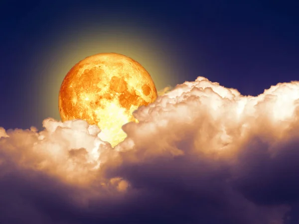 全血月亮浅橙色堆云在夜空中 这个形象的元素由 Nasa — 图库照片
