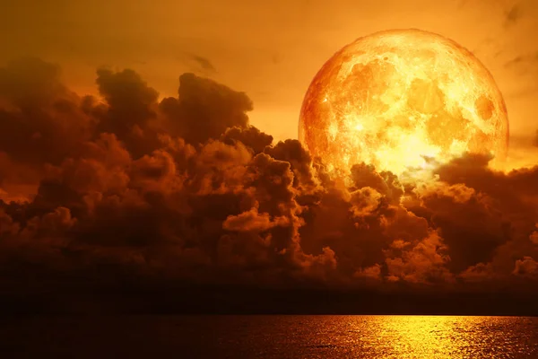 Tam kan ayın üstünden siluet yığın bulut deniz, Nasa tarafından döşenmiş bu görüntü unsurları üzerinde