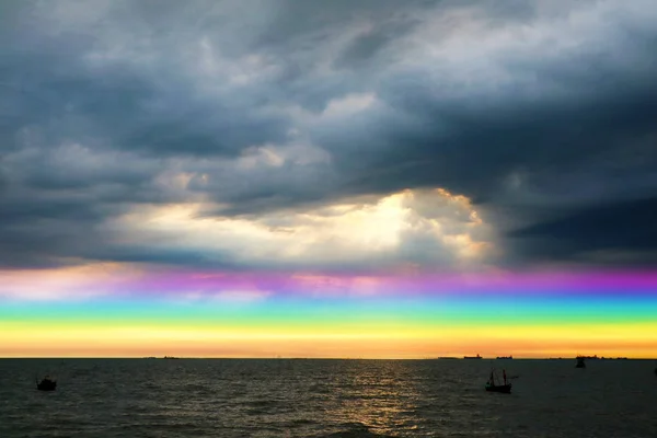 虹海に戻って暗い雲 概念神祝福 幸運の贈り物 — ストック写真