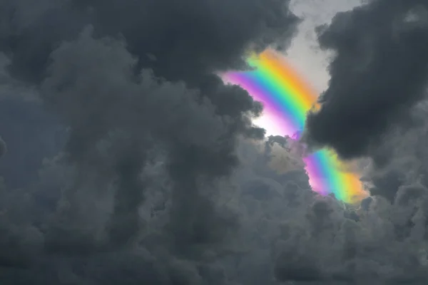Gökkuşağı arka fırtına kara bulut gökyüzü, kavramı sorun ve tehdit ofthen fırsat vardır